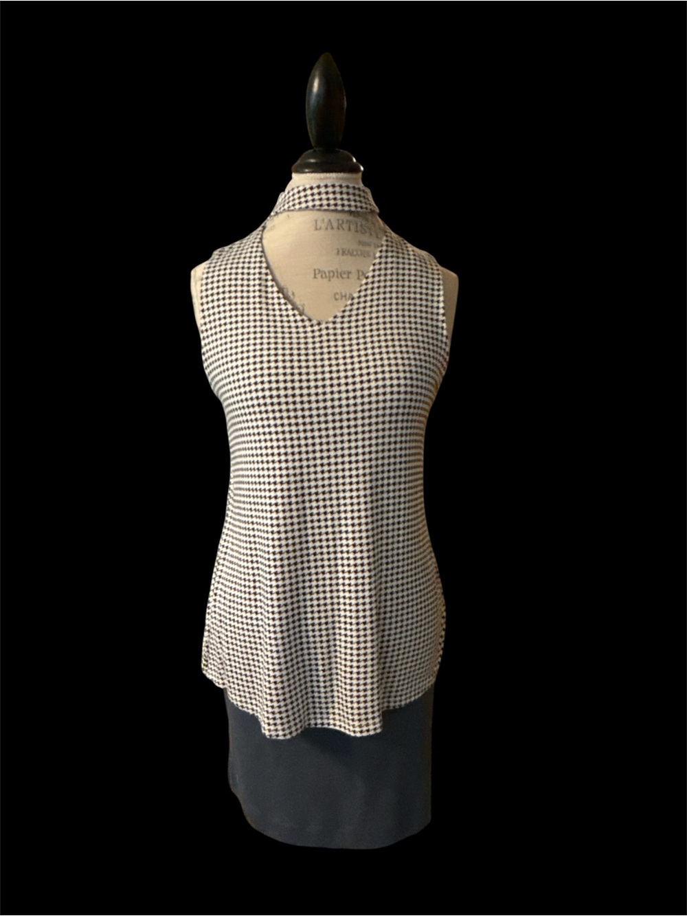 Sleeveless Houndstooth Choker V-Neck Top - Black & White